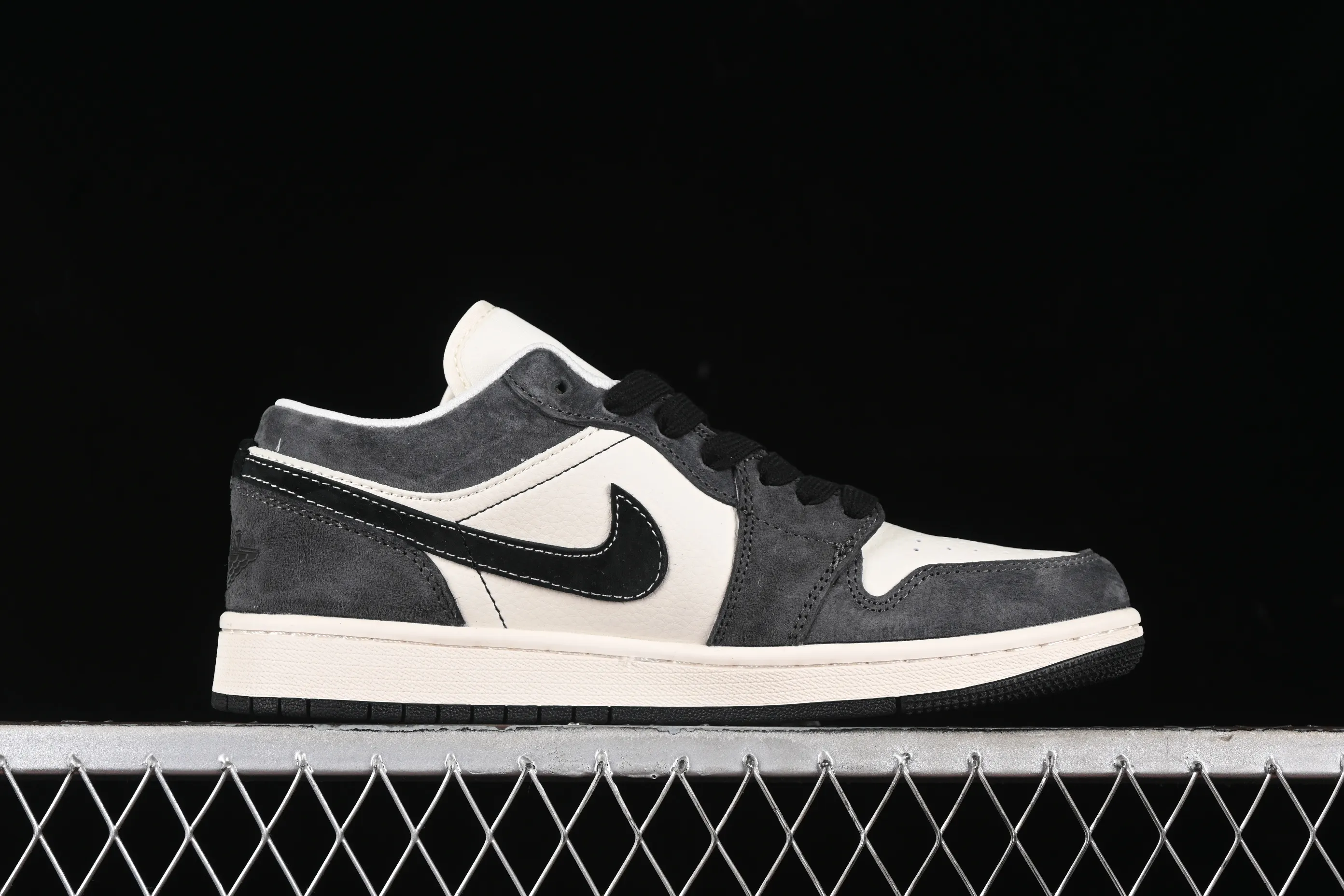 All categories Air Jordan Jordan series basketball shoes Air Jordan 1 Low High-end customized low-top sneakers Air Jordan 1 Low AJ1 Joe 1 Violent Bear joint-Black Velvet Pig Eight High-end customized low-top retro basketball shoes SJ9950-016